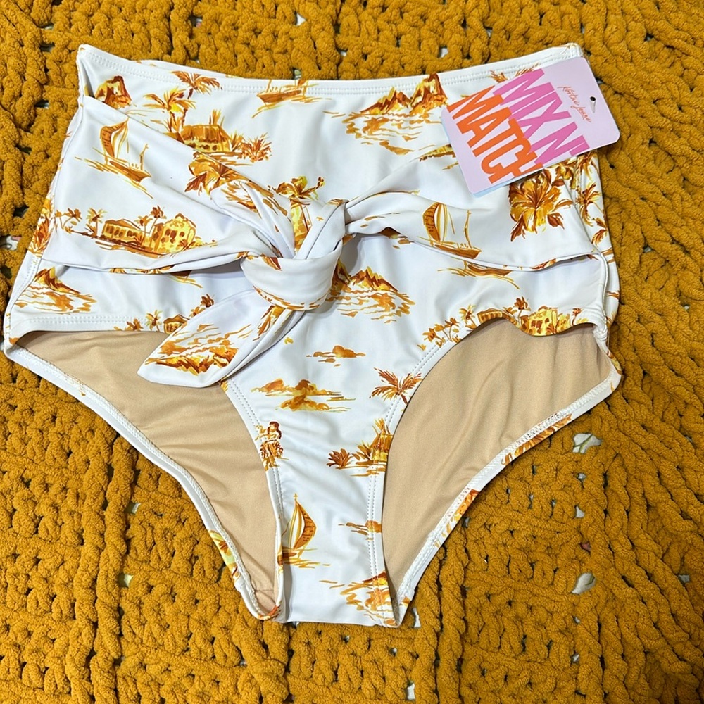 Kortni Jeane tied up front beach town bottoms